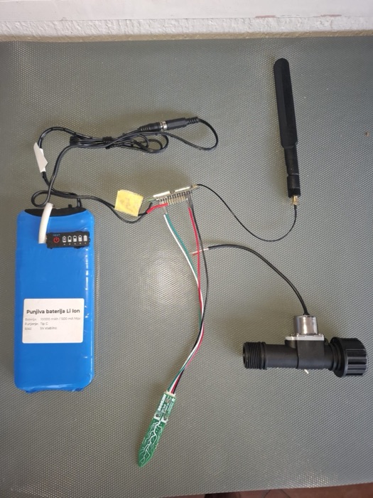 Komponente BloomPulse uređaja: NB-IoT modul, punjiva baterija, antena i pametni ventil